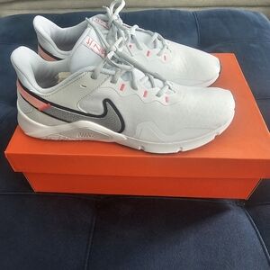 NWT Nike essential sneakers